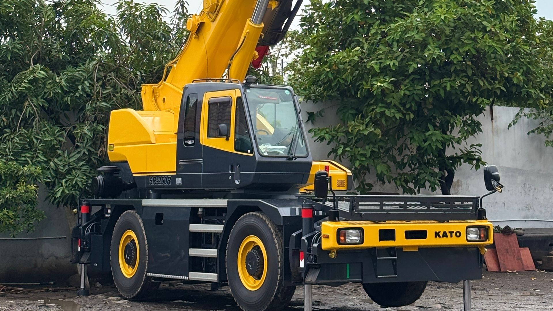 ROUGH TERRAIN CRANE 25 TON