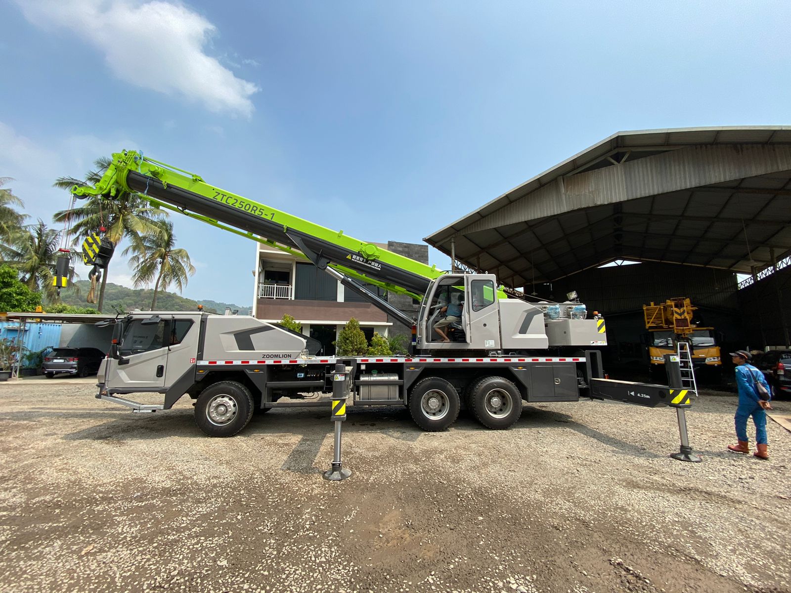CRANE 30 TON